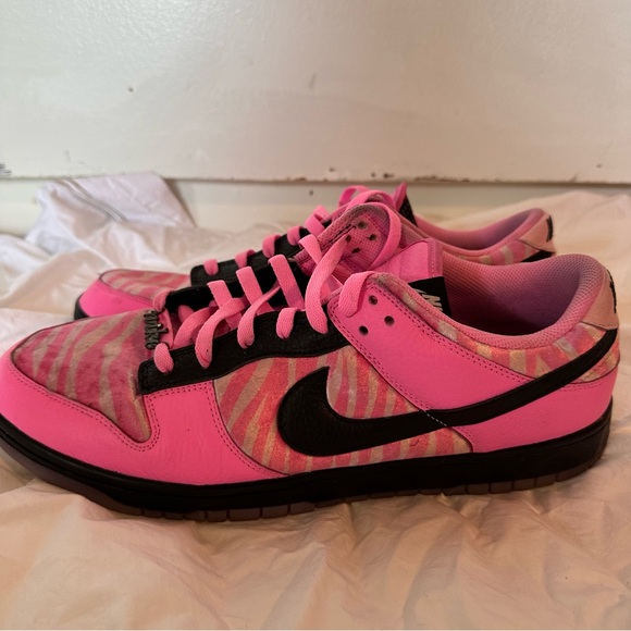 Nike Men’s Pink & Black Zebra Print Sneakers - Picture 7 of 10